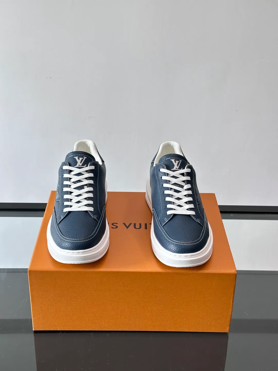 Men's men's shoes 💰p380 "＊OUIS ＊UITTO＊" casual sneakers, made of high-quality cowhide grain leather, with black laces, simple and high-end! LV Logo + classic Monogram lines on the side of the shoe, full of details✨. The rubber soles are wear-resistant and have strong traction, making them suitable for daily commuting and leisure. The shoe last fits the shape of the foot, making it comfortable to wear and not tiring after long walks. It is extremely versatile and can be easily worn with jeans or casual pants. It is a must-have item for men's fashion! 🖤 ​​size：38-44